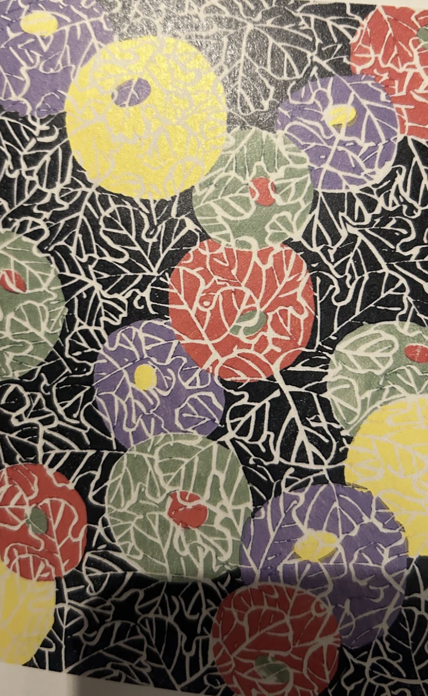 黒と白で構成された細かい図像と、抽象表現で描かれた対象の組み合わせ